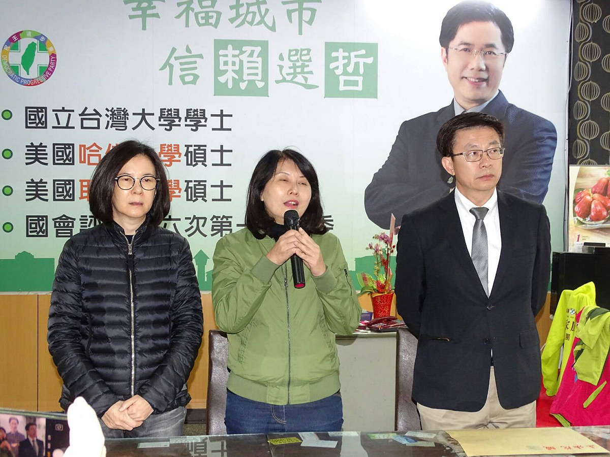 黃偉哲妻子劉育菁哽咽落淚指出，她不忍黃偉哲投入市長初選一年來，遭受諸多的抹黑攻擊，期盼選戰回歸台南正向、良善的價值。 圖 : 黃博郎/攝