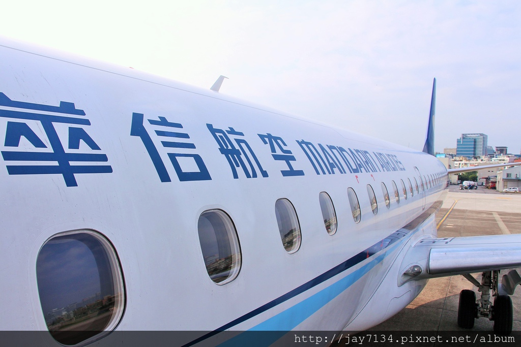 華信航空E90客機機艙燈號今天兩度異常，取消馬公-台北飛航。 圖 : 翻攝自AJ的旅行地圖