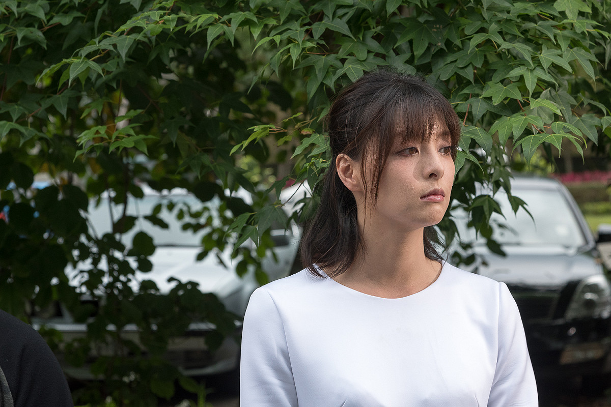 李依瑾在角頭2煙燻妝叛逆的霏霏，之後為了阿慶洗盡鉛華，轉變成素淨純情霏霏。 圖:齊石傳播提供