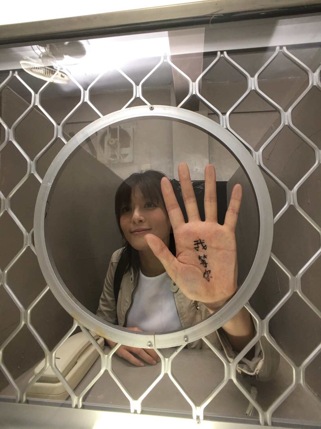 鄭人碩在《角頭２》的女人們之中跟李依瑾有相當份量的感情戲，他透露：「其中印象最深刻的一場是霏霏到監獄看我的那場戲，看著她手貼在玻璃上，手掌心草寫著『我等你』。這一大段感情戲碼被導演剪掉。 圖:齊石傳播提供