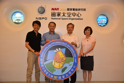 首顆自主研發的福衛五號衛星升空，展現台灣太空技術，也大大提升研發團隊信心。圖左起為太空中心整合測試組長陳維鈞、副主任余憲政、福五計畫主持人張和本、太空中心影像處理組組長劉小菁。 圖:中央社