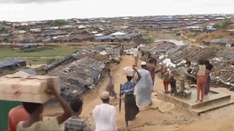 孟加拉克斯巴扎爾（Cox's Bazar）難民營收容約70萬羅興亞人，十分擁擠。 圖：翻攝YouTube
