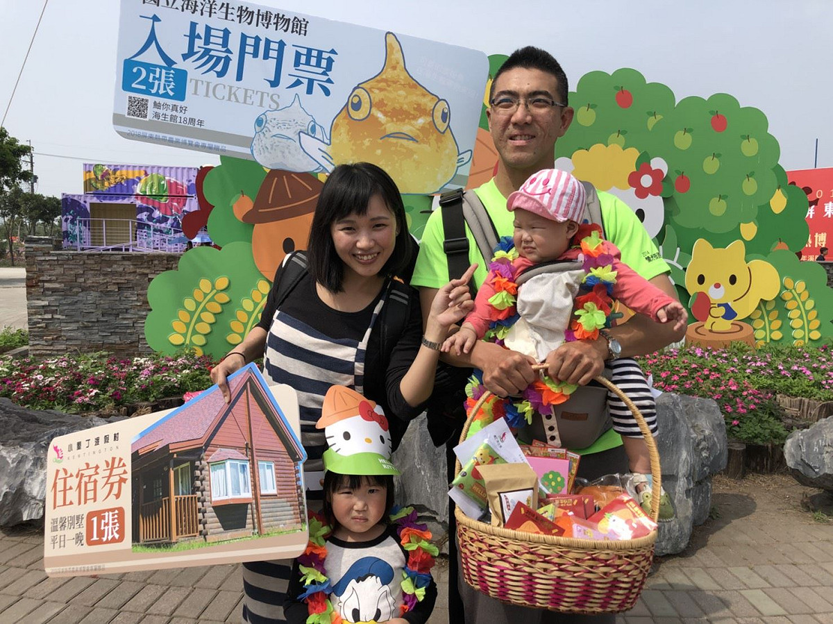 家住高雄的林雅萍一家人，避開春節人潮，選擇初六開工日出遊，帶孩子來看到屏東熱博看Hello Kitty彩稻田，成為第155萬3886位幸運兒，獲得熱博限定Hello Kitty禮品、小墾丁渡假村住宿券、國立海洋生物博物館入園票、老鷹紅豆等價值超過8千元好禮。