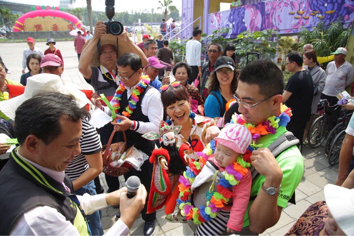 家住高雄的林雅萍一家人，避開春節人潮，選擇初六開工日出遊，帶孩子來看到屏東熱博看Hello Kitty彩稻田，成為第155萬3886位幸運兒，獲得熱博限定Hello Kitty禮品、小墾丁渡假村住宿券、國立海洋生物博物館入園票、老鷹紅豆等價值超過8千元好禮。 圖：屏東縣政府/提供