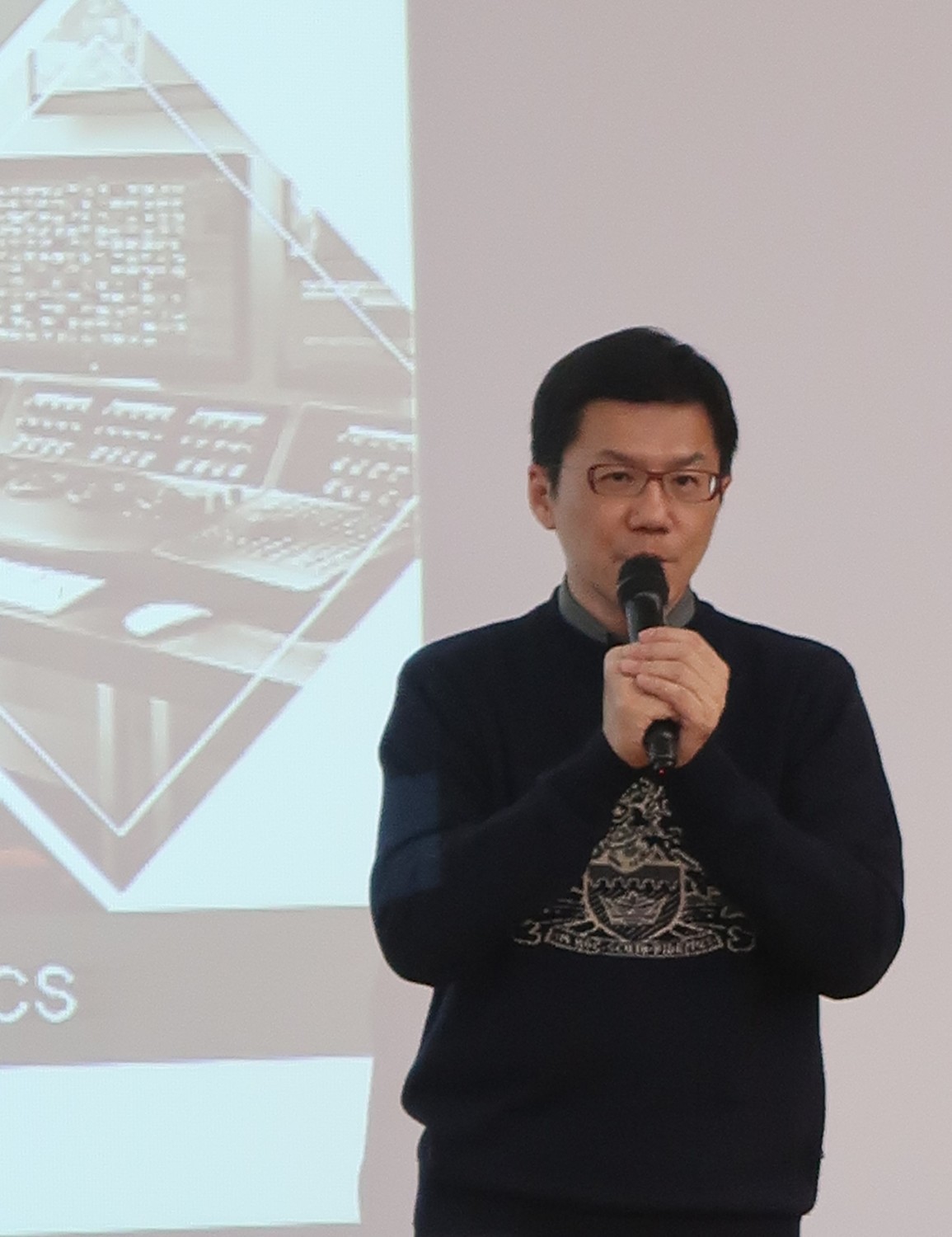 新北市新聞局長張其強主持「臺灣電影文化園區」第二期工程BOT 公聽會。 圖：翻攝新聞局網站