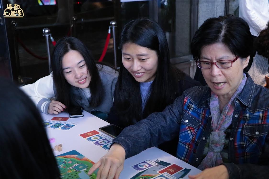 大朋友小朋友也一同參與能源桌遊。 圖：指控FinCon團隊/提供