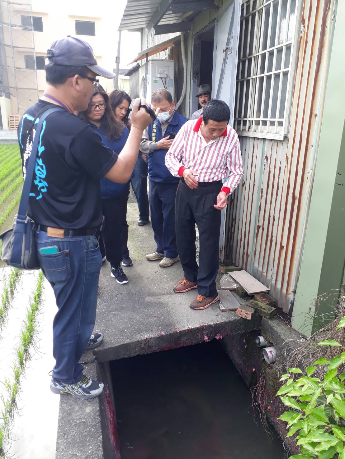 今日上午，大排水色已恢復正常，環保局仍繼續追查來源。 圖：高雄市政府/提供