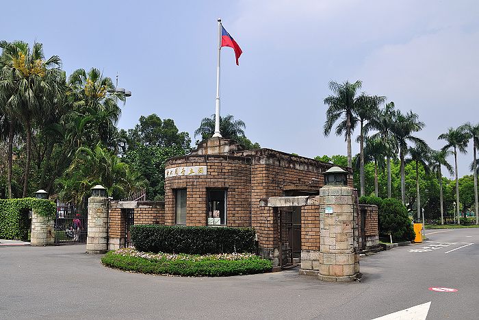 台大臨時會議程序委員會8日發生激烈爭執，台大學生會長、校長遴選委員林彥廷與台大校長候選人吳瑞北遭到「被清場」、強勢要求迴避。 圖 : 新頭殼資料照片