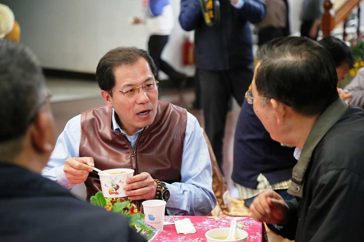 嘉義縣副縣長吳芳銘慰勞辛苦的員警。 圖 : 嘉義縣政府/提供