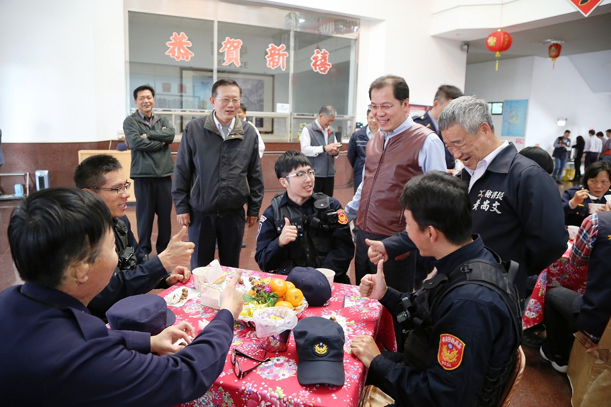 嘉義的美食讓警員們都豎起大拇指。 圖 : 嘉義縣政府/提供