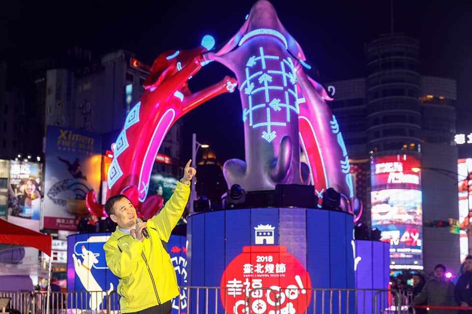 台北市副市長陳景峻今(23)晚特地到西門主展演區觀看主燈「幸福魔力狗」的燈光秀預演，對於主燈秀感到十分滿意。  圖：台北市觀傳局提供