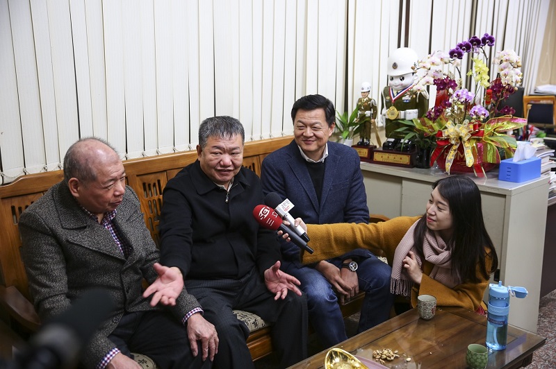 前台北縣長周錫瑋今天到新北市議長蔣根煌 (中)服務處，前板橋市代會主席呂金財 (左)也在場，互動熱絡。 圖：周錫瑋新北市政策中心/提供
