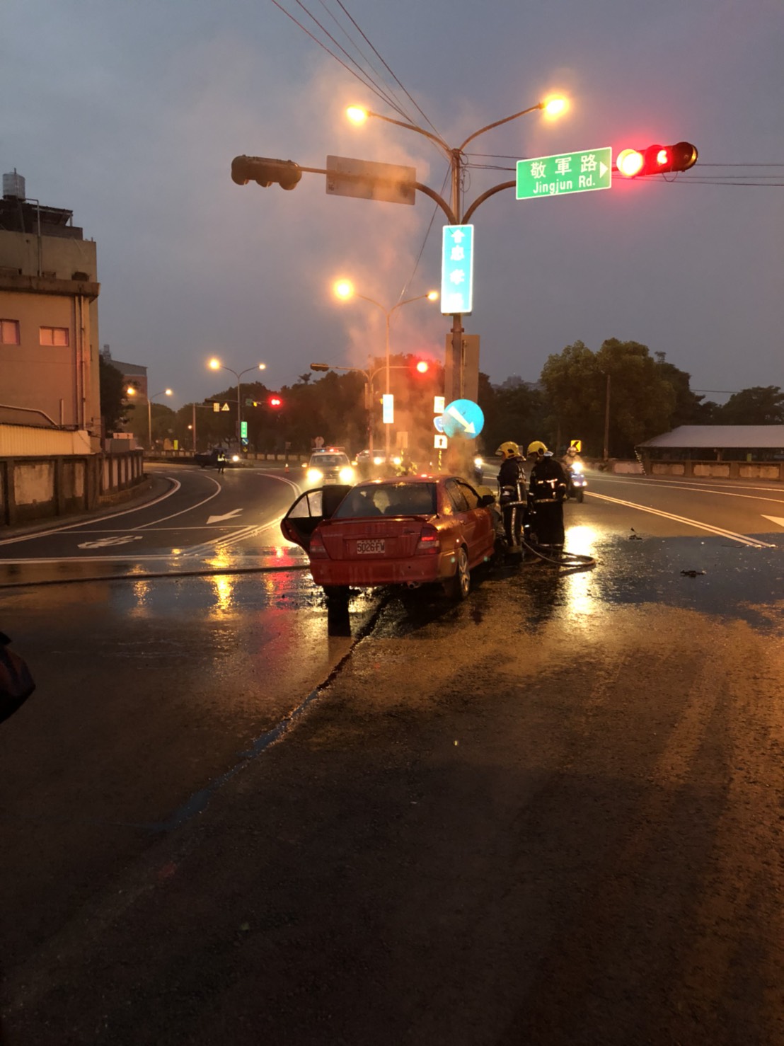 屏東自小客車自撞中央分隔島後起火燃燒。 圖/屏東消防局提供
