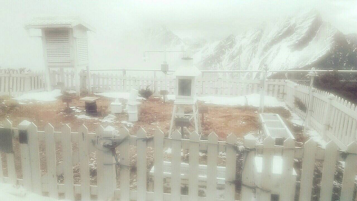玉山站氣象觀測站在今天清晨07:50至10:00降雪達到0.7公分。 圖：中央氣象局