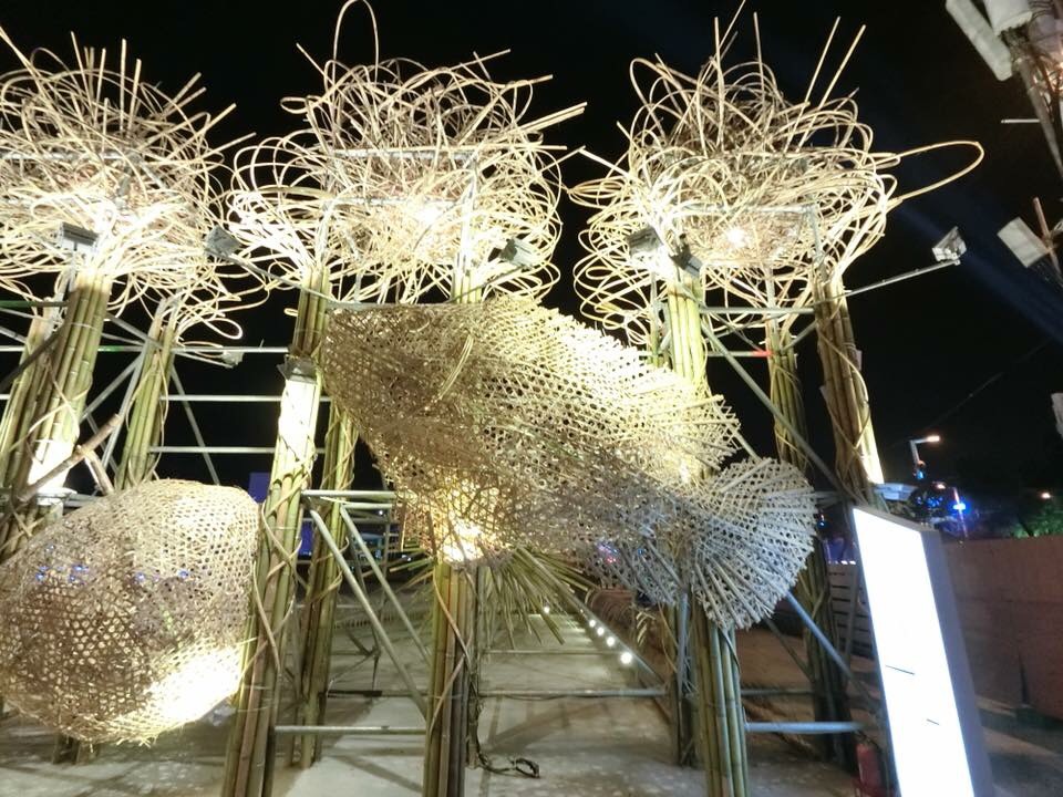 2018台灣燈會在嘉義縣舉辦，農村創生藝術燈區，也讓本來應該是晚上點燈才美的燈會，竟會是日夜一樣美，而且，白天比晚上更有故事性、藝術味更濃烈。 圖：翻攝自林純用臉書