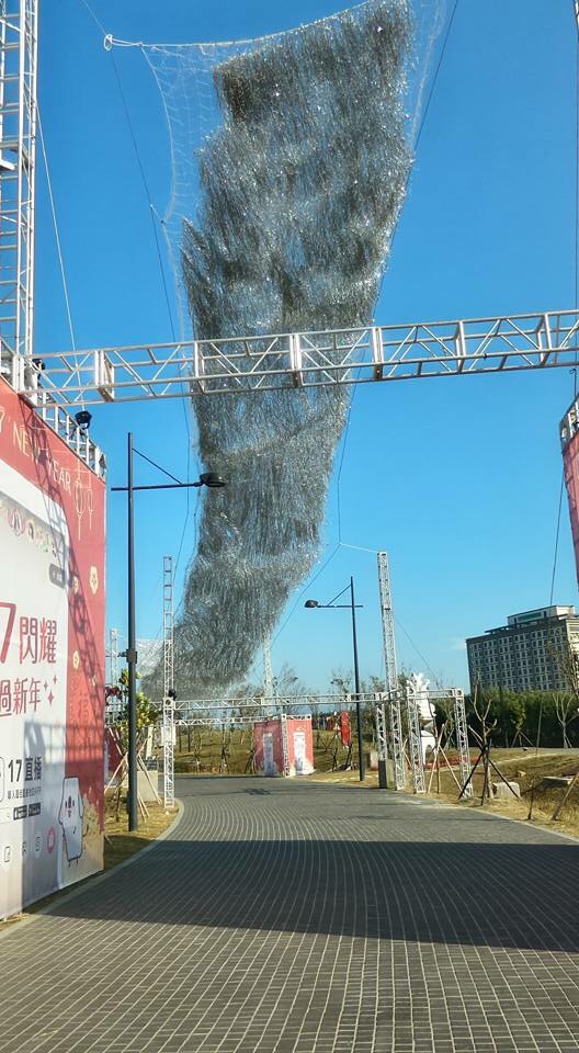 2018台灣燈會在嘉義縣舉辦，農村創生藝術燈區，也讓本來應該是晚上點燈才美的燈會，竟會是日夜一樣美，而且，白天比晚上更有故事性、藝術味更濃烈。 圖：翻攝自林純用臉書