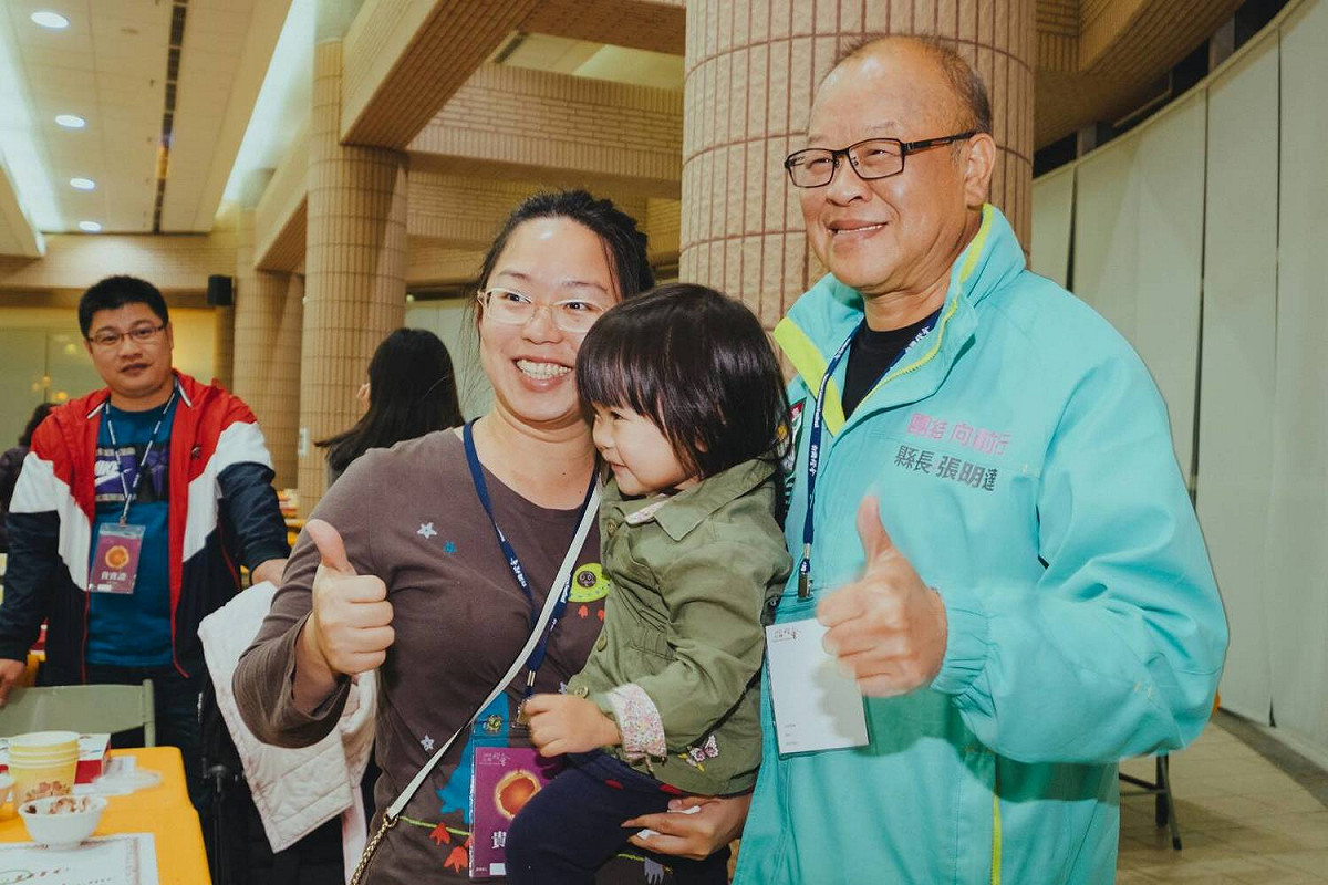 嘉義縣民進黨黨內初選在即，各候選人都全力以赴的為自己拉人氣，嘉義縣議長張明達在23日晚上特別邀請縣議員及企業人士一同來嘉義參加台灣燈會。 圖 : 張明達競選總部/提供