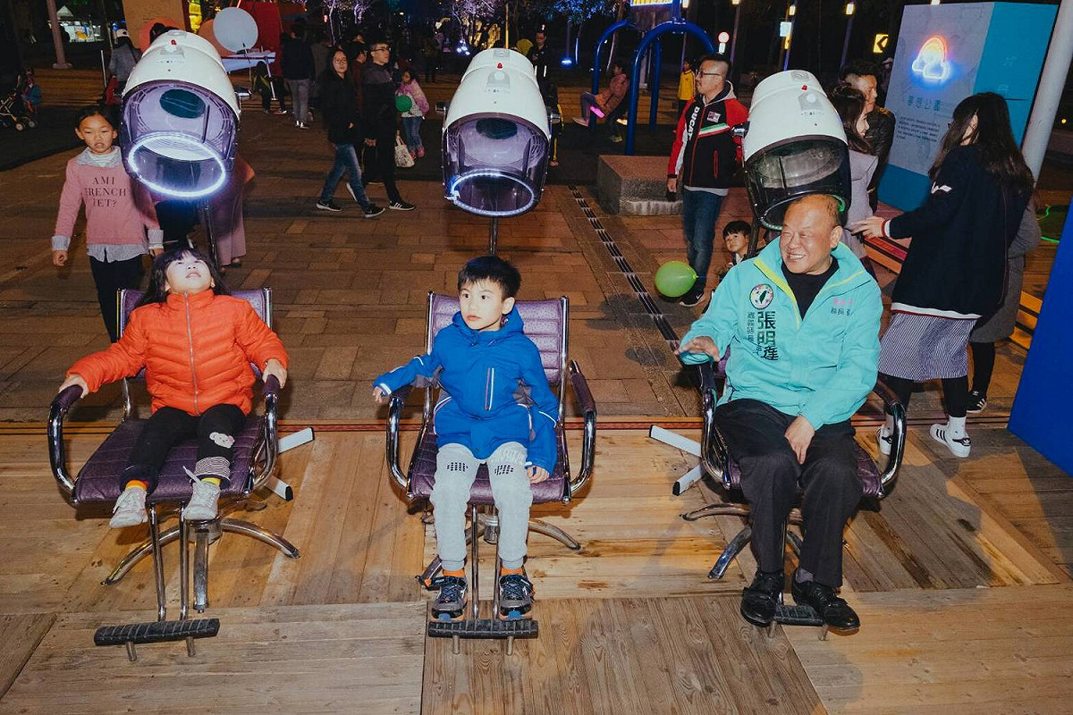 張明達還體驗了3D特效、音階斑馬線、嘉義之心及不上課小學等燈會設施。 圖 : 張明達競選總部/提供