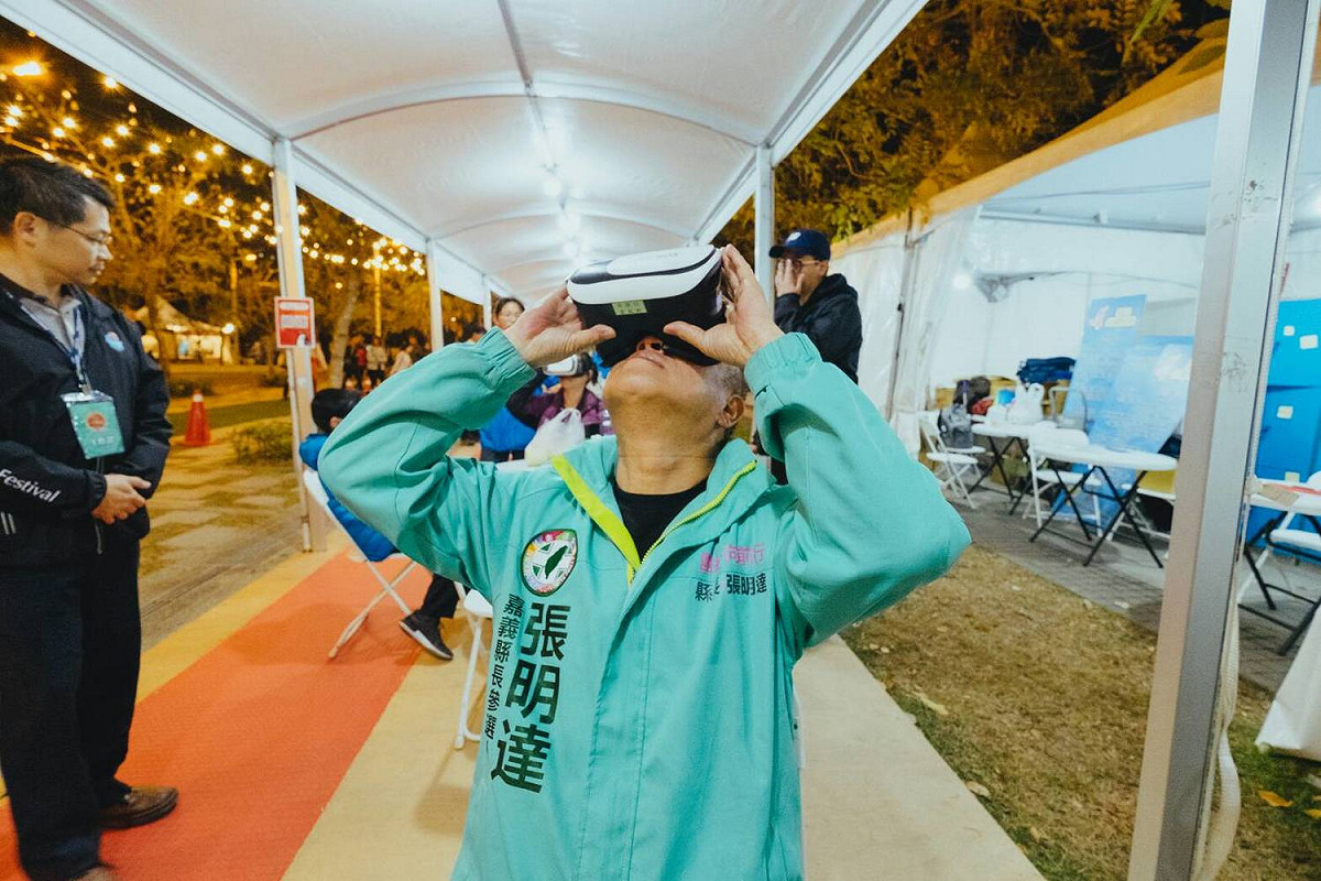 張明達還體驗了3D特效、音階斑馬線、嘉義之心及不上課小學等燈會設施。 圖 : 張明達競選總部/提供