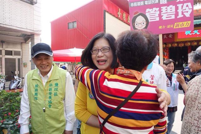 立委管碧玲與支持民眾相見歡。 圖：翻攝自管碧玲臉書