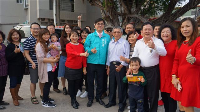 陳其邁人氣高，一群民眾要求合影。 圖：陳其邁服務處提供