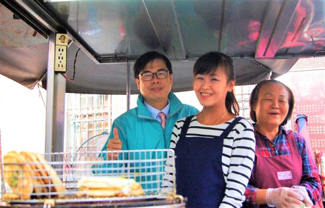 蔥油飄香，肚子餓的陳其邁尋味而被逮個正著，店老闆要求合影。 圖：陳其邁服務處提供