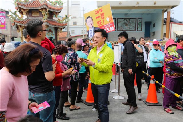 趙天麟在廟口發紅包給民眾。 圖：趙天麟服務處提供