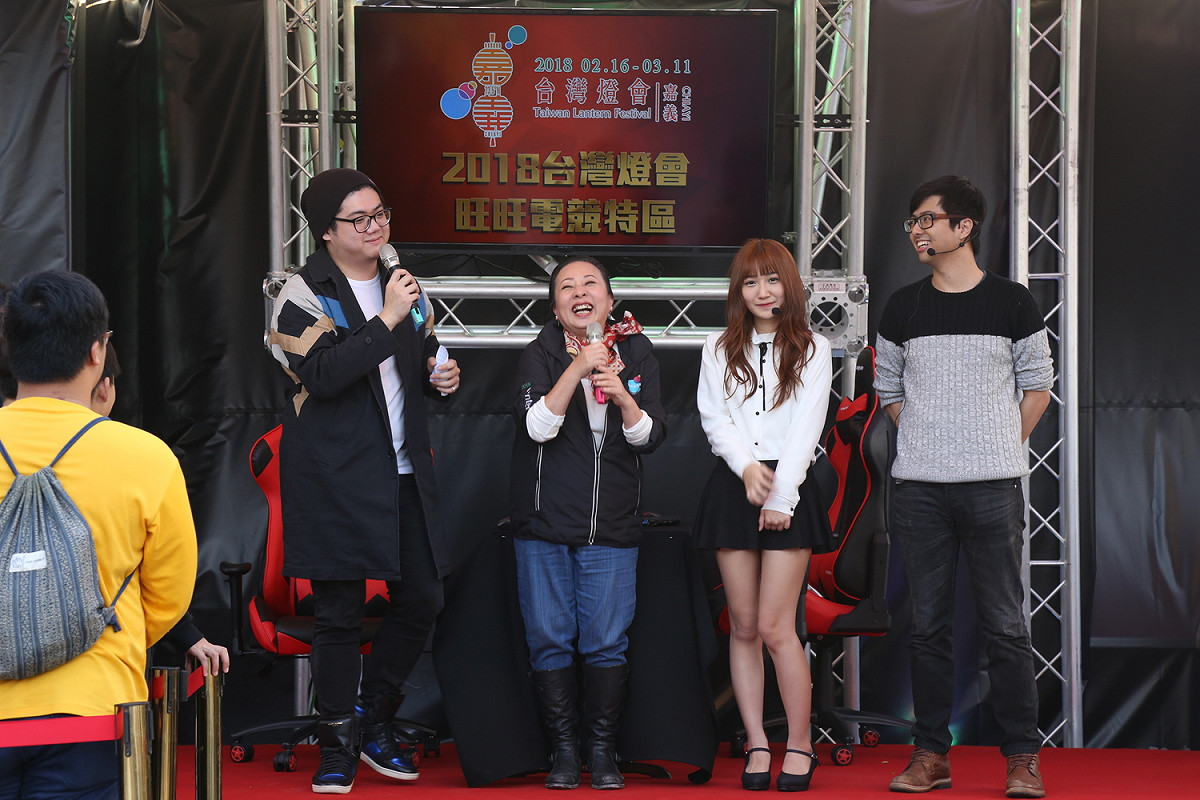 左起湯米、嘉義縣長張花冠、蝴蝶兒、丁特，同台介紹今天的活動。 圖：嘉義縣提供