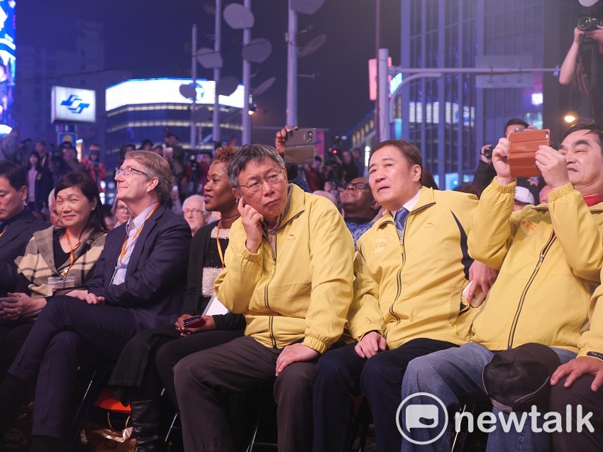 觀賞皮卡丘時，台北市長柯文哲頻搔頭思考，他會後受訪時說，一直在思考扮裝皮卡丘的工作人員有多高，若是由小朋友表演的話，有難度。 圖：趙婉淳 ／攝