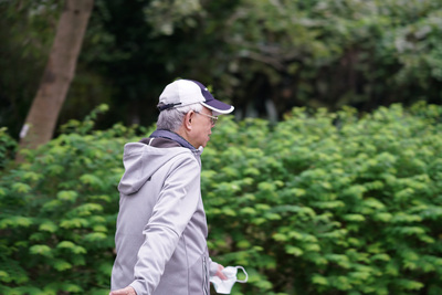 央行總裁彭淮南25日卸任，一如往常到大安森林公園健走做體操，隨後到央行上班。 圖/中央社