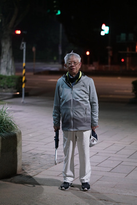 央行總裁彭淮南25日卸任，當天仍進央行上班。25日天還沒亮，彭淮南就到大安森林公園健走、做早操。 圖/中央社