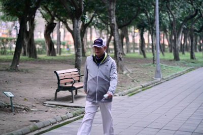 央行總裁彭淮南25日凌晨到大安森林公園健走，年近80的他，健步如飛，絲毫未見老態。 圖/中央社