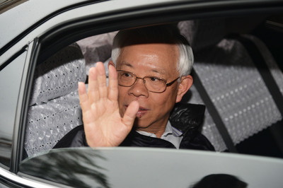執掌中央銀行20年的央行總裁彭淮南25日最後一天上班，早上抵達央行，搖下車窗向媒體揮手致意。 圖/中央社