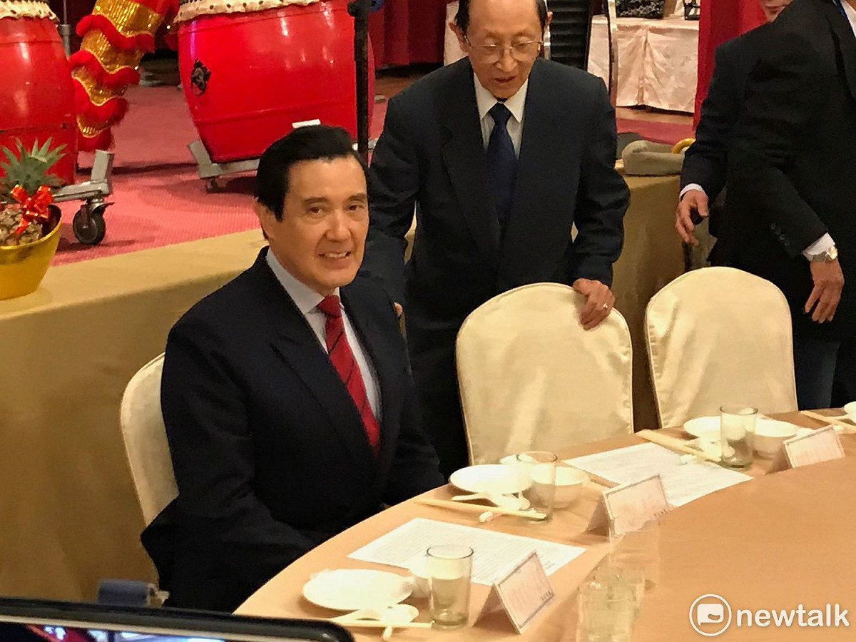 馬英九表示，2015年與中國國家主席習近平會面時，當面告訴習，1992年達成的共識就是「一中各表」，絕對不會兩中、一中一台或台獨，因為這是中華民國憲法所不容許的，不過，憲法不排除「統一」這個選項，但未訂定時間表。 圖：周煊惠 / 攝