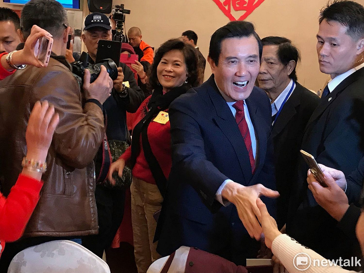馬英九與現場民眾握手。 圖：周煊惠 / 攝