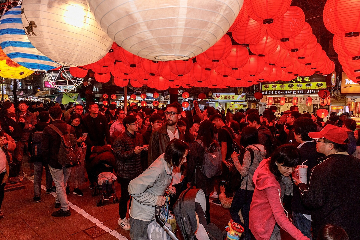 「浪浪彩繪燈」則是一種集結的美，找找看，有些燈籠上還有浪浪流浪狗的小故事。 圖：台北市觀傳局／提供