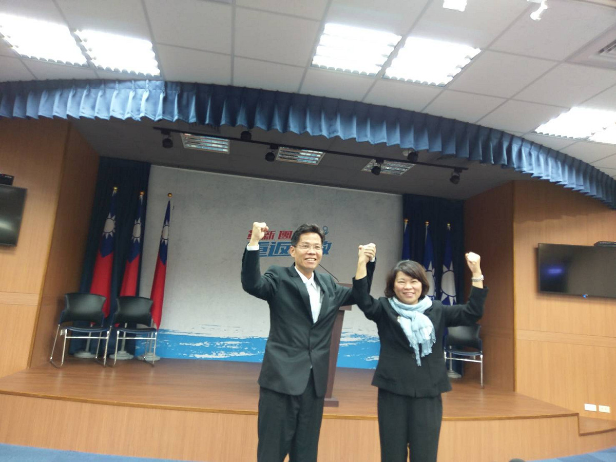 黃敏惠 (右) 與李允傑握手高舉象徵團結。 圖 : 黃敏惠競選總部/提供
