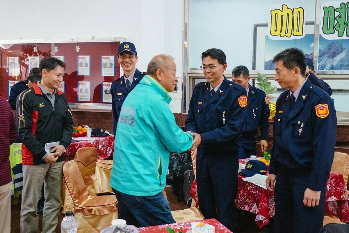 員警因近日台灣燈會執勤員警倍感辛勞，嘉義縣長候選人張明達關心致意。 圖：張明達競選總部/提供