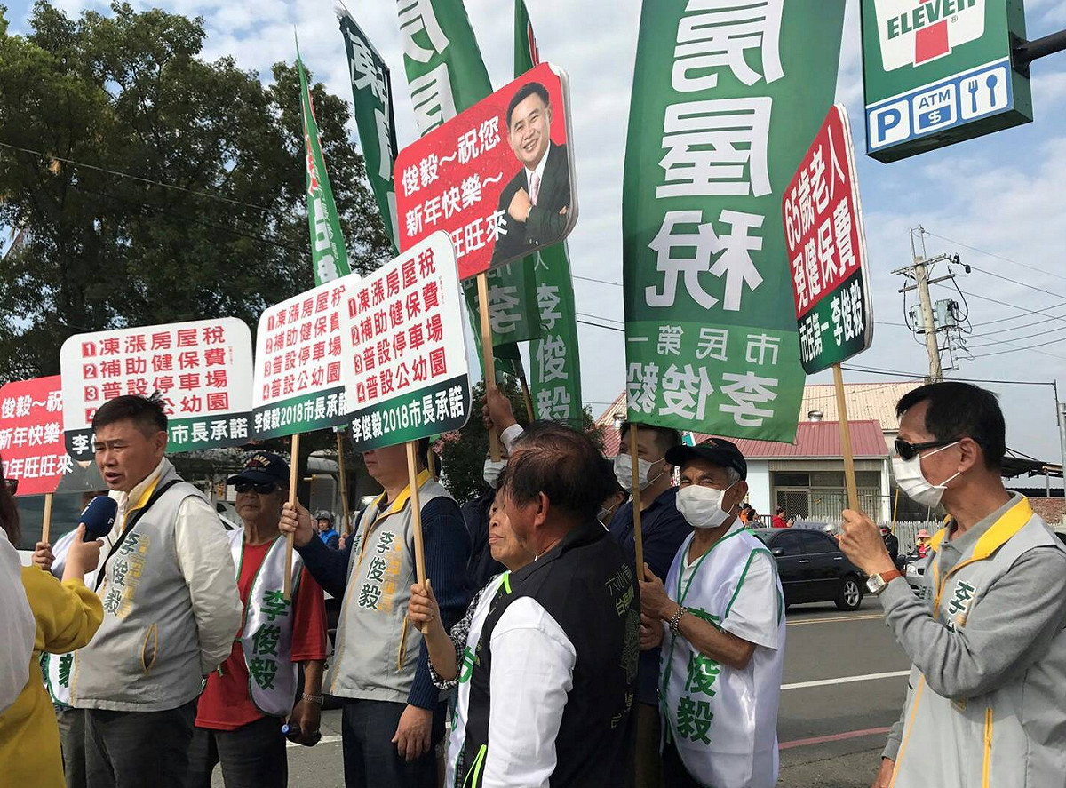 李俊毅在善化牛墟拜票，承諾要將善化及鹽水牛墟規劃為文化財。

 圖：黃博郎/攝