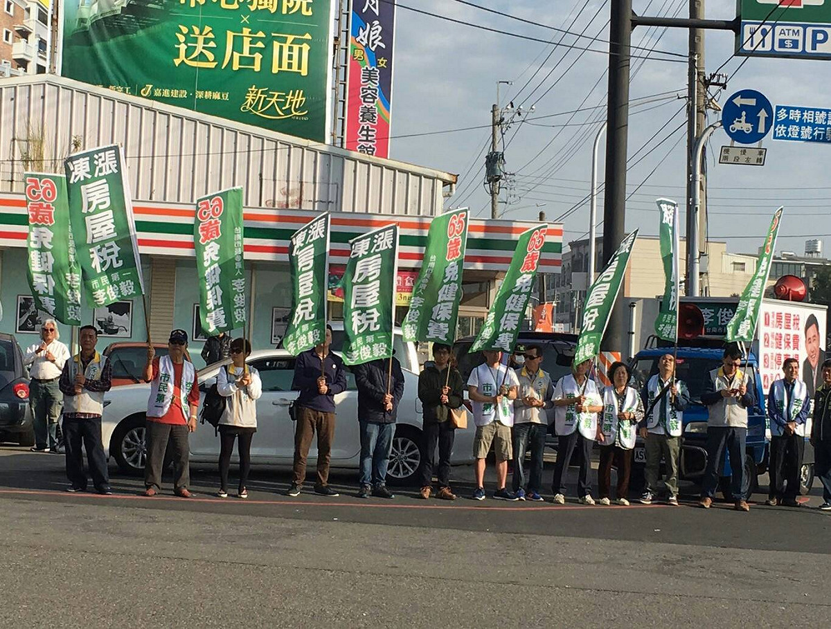 李俊毅強調26日是最後一場市長政見發表會，請同志要將「3千萬、7百萬元」的指控，說清楚講明白。 圖：黃博郎/攝