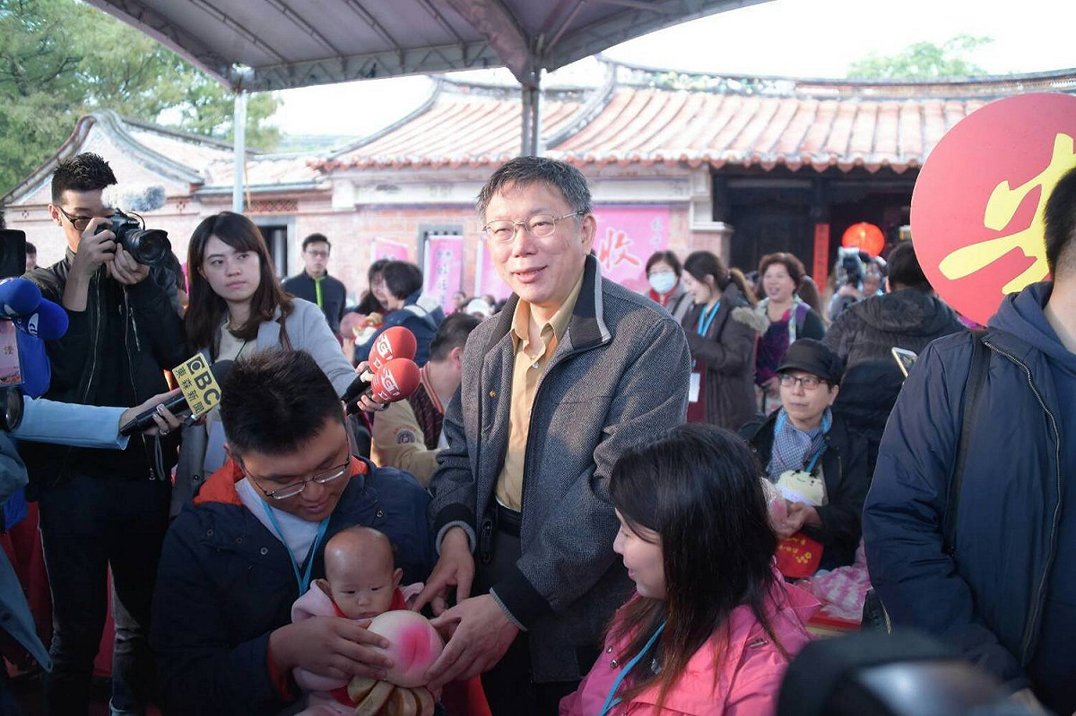 台北市長柯文哲今出席林安泰古厝抓周收涎民俗體驗活動。 圖：台北市政府 / 提供