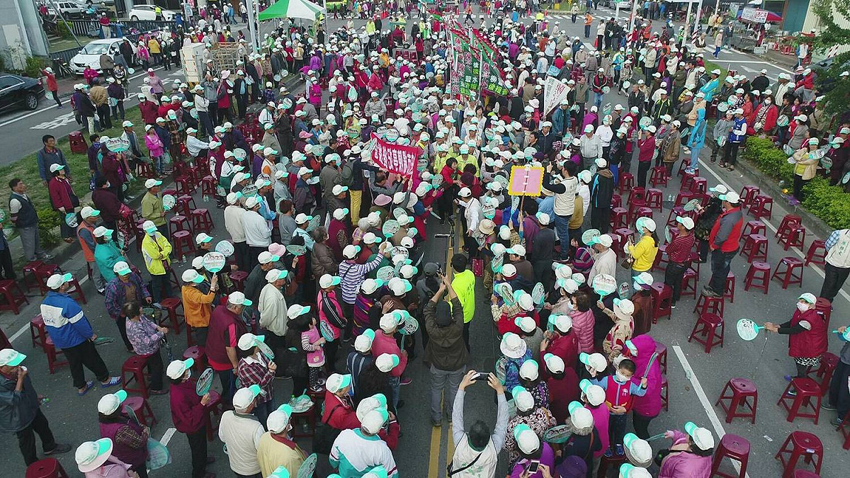 陳亭妃舉辦「團結做伙行」造勢活動，現場湧進5萬人，立委蔡易餘、高志鵬等人都到場相挺。 圖：黃博郎/攝