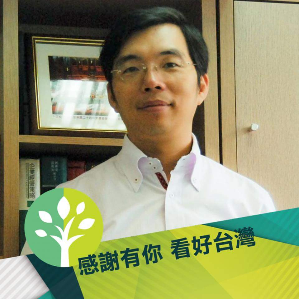 民進黨新聞輿情部主任孟義超25日傍晚駕車行駛在台北市中山區高架橋時，因下雨視線不良，切換車道時擦撞他車，已與車主達成和解。孟義超也坦承，他中午參加春酒活動，有喝了些酒。 圖：翻攝自孟義超臉書