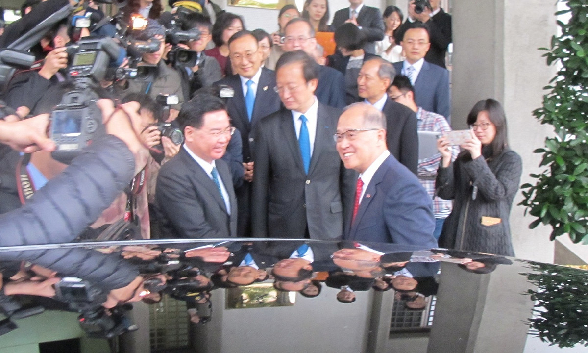 外交部26日舉行新舊任部長交接典禮後，新任部長吳釗燮送卸任部長李大維離去。 圖：林朝億/攝