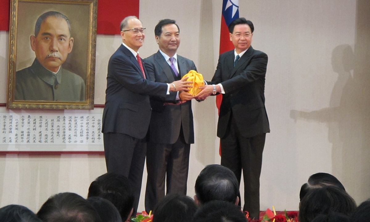 外交部26日舉行新舊任部長交接典禮後，新任部長吳釗燮（右）從監交人羅秉成（中）手中，接下卸任部長李大維（左）印信。 圖：林朝億/攝