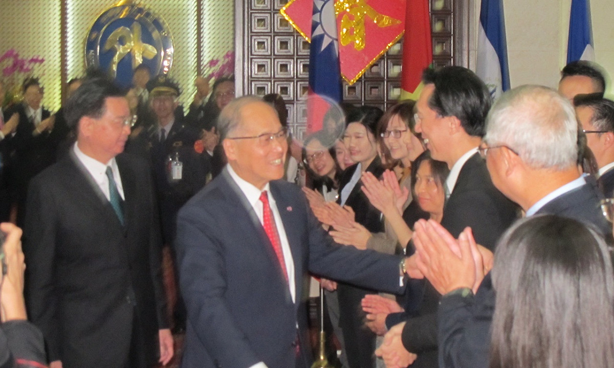 外交部26日舉行新舊任部長交接典禮後，新任部長吳釗燮送卸任部長李大維離去。