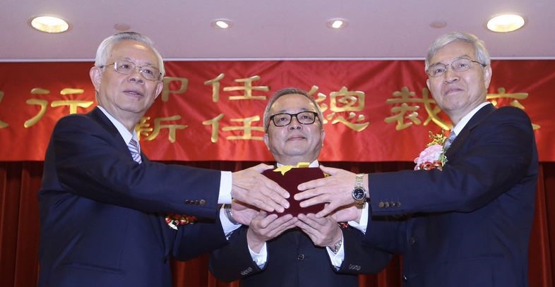 中央銀行新卸任總裁交接典禮26日在央行主大樓禮堂舉行，卸任總裁彭淮南（左）將印信交給新任總裁楊金龍（右），行政院副院長施俊吉（中）出席監交。 圖：中央社/提供