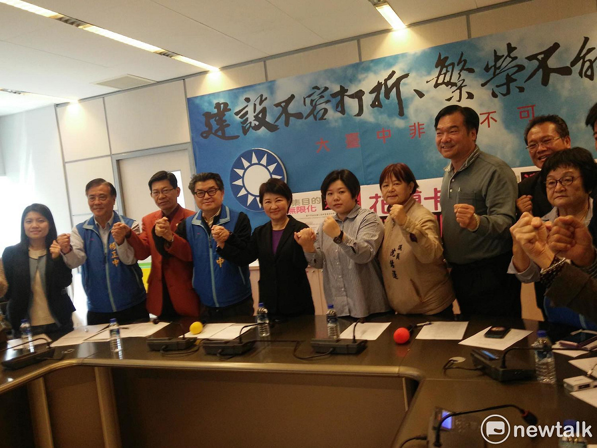 盧秀燕在國民黨團舉行記者會，她要林佳龍仔細閱讀江啟臣臉書發文。 圖 : 唐復年/攝