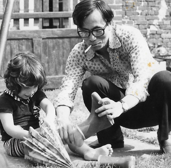 張維嘉老師1974年於法國與友人可愛女兒。
 圖：張維嘉/提供