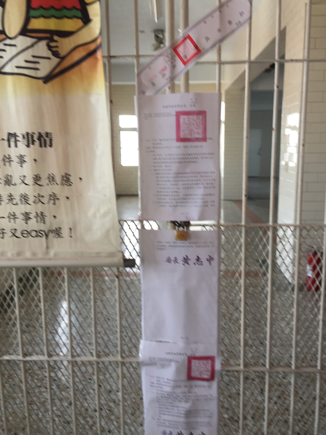 龍發堂生活大樓淨空後依傳染病防治法進行防疫公告及封條張貼作業。 圖：高雄市衛生局/提供